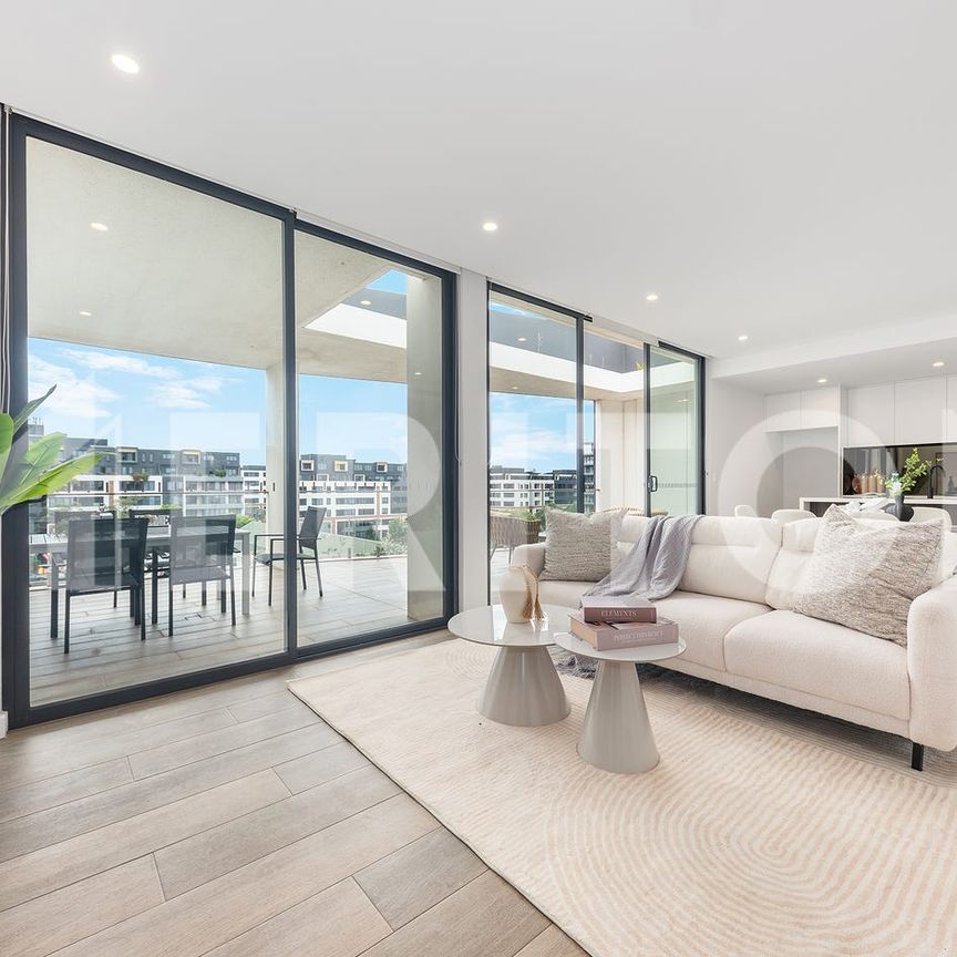 Top Floor Split Level 2 Bedrooms Apartment with Private Terrace - Photo 1