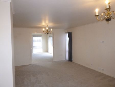 SUPER SIZED 5 BEDROOM HOME IN A PRIZED LOCATION - Photo 3