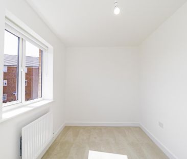 4 bedroom semi-detached house to rent - Photo 3