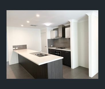 Beautiful recent-build home in sought after location - Photo 3