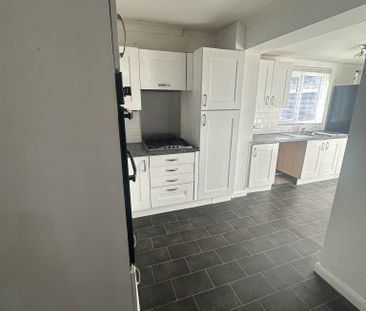 3 bed house in Yeovil - Photo 5