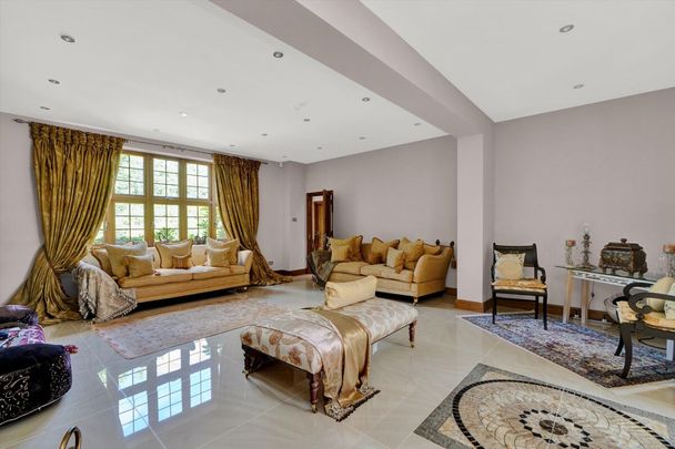 Available to let is this spectacular family home, in great location, set in an acre of gardens, with tennis court and in and out driveway. - Photo 1