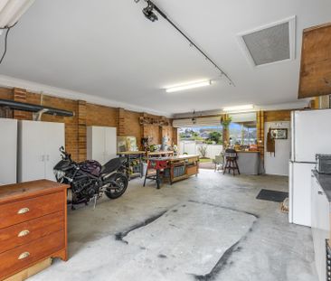 STUNNING FAMILY HOME IN A QUIET CUL DE SAC - Photo 1