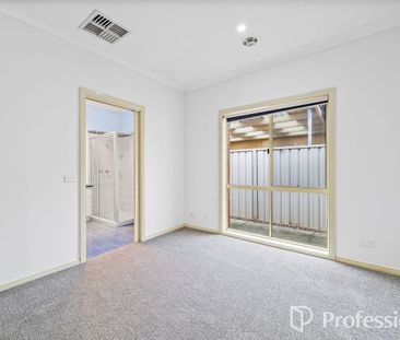 Comfort, Space & Convenience in Caroline Springs! - Photo 3