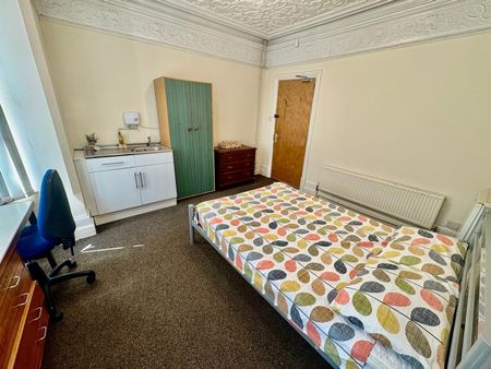 6 Bed Semi-Detached House, Lenton Boulevard, NG7 - Photo 5