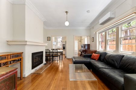 Charming Fully Furnished 1-Bedroom Apartment Moments from Fitzroy Gardens & Cafes - Photo 2