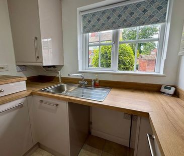 Bearmore Road, Cradley Heath, West Midlands - Photo 2