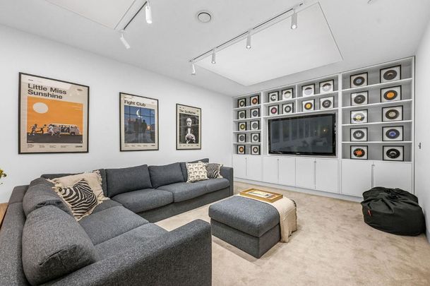 3 bedroom mews to rent - Photo 1