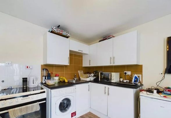 1 Bed Flat, Cardigan Gardens, LU1 - Photo 1