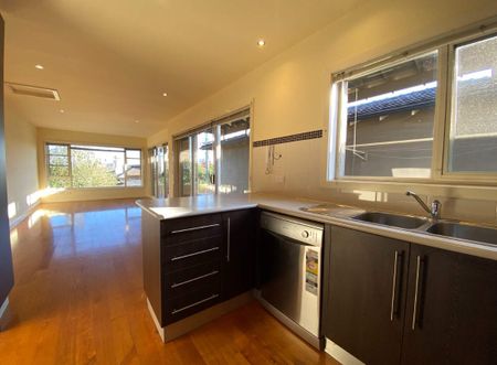 Spacious 3-Bedroom Apartment in Prime Essendon Location - Photo 5