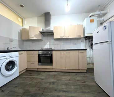 One bedroom First Floor flat close to ilford station- £1400 - Photo 6