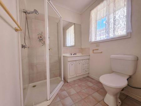 Bright and spacious, three bedroom residence in quiet court location - Photo 4