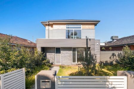 “Effortless Modern Living in the Heart of Reservoir!” - Photo 4