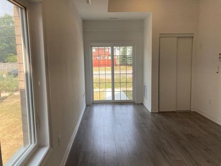 For Lease - 31 Pumpkin Corner Crescent, Barrie, Ontario - Photo 2