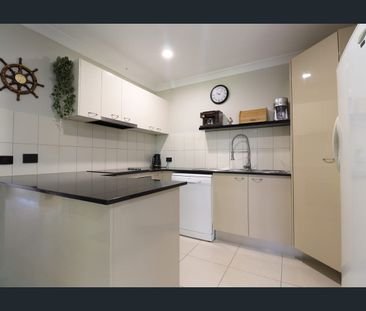 Low Maintenance Coastal Living - Only 300m Walk To The Beach! - Photo 3