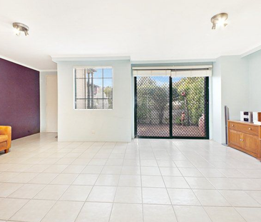 Spacious Townhouse - Easy Living! - Photo 1