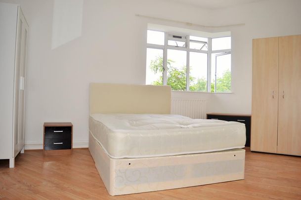 4 bedroom flat to rent - Photo 1