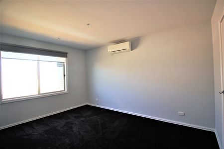 BEAUTIFUL 2 BEDROOM TOWNHOUSE IN IDEAL LOCATION - Photo 2