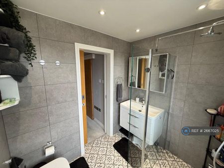 4 bedroom semi-detached house to rent - Photo 2