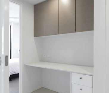 You will be greeted with a well-designed, tranquil & private abode ... - Photo 3