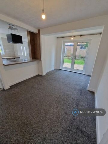 3 bedroom semi-detached house to rent - Photo 2