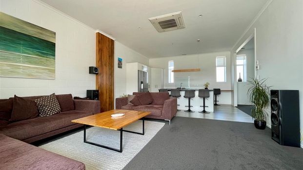 Centrally located - Furnished 2 Bedroom Apartment - Photo 1