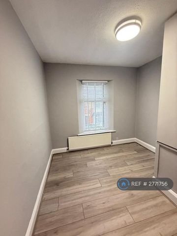 4 bedroom terraced house to rent - Photo 4