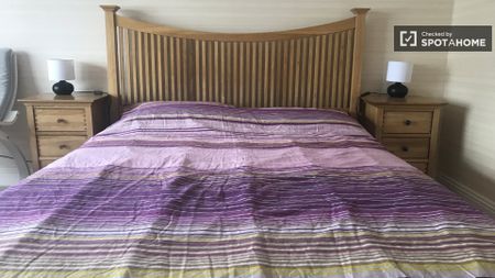 Large room for rent in a 5 bedroom family home in Rathcoole - Photo 2