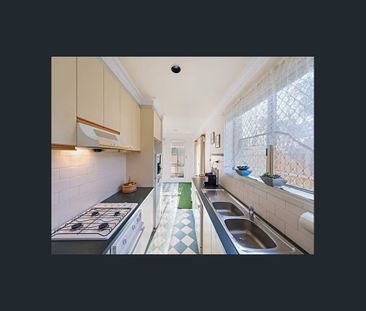 Stylish low-maintenance townhouse - Photo 3