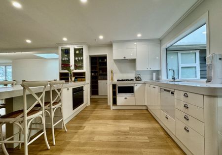 Three Bedroom Home with Spectacular Views - Photo 3