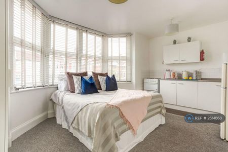 1 bedroom in a house share to rent - Photo 2