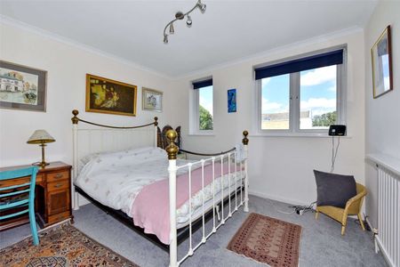 A three-storey townhouse in a much sought after private estate on the banks of the River Thames in Bray. - Photo 5