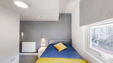 Double room with en-suite - £650pcm, deposit £650 in shared house : £650 per month - Photo 4