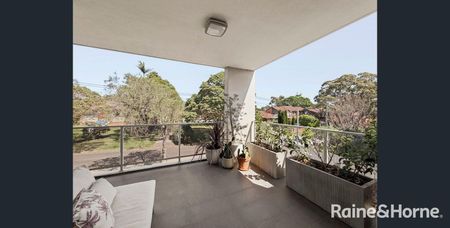 Spacious Two Bedroom Apartment In Prime Location! - Photo 2