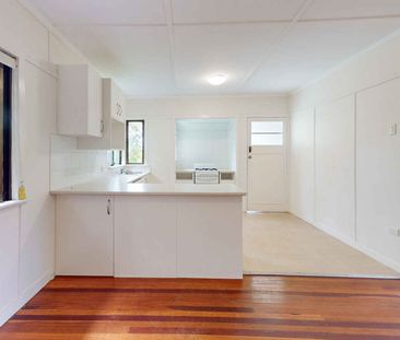 Charming Queenslander Living in the Heart of Stafford - Photo 2