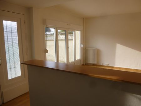 Appartement T2 avec terrasse, cave et parking - Photo 2