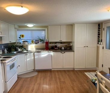 Upper Unit – Beautiful Carriage Home - Photo 6