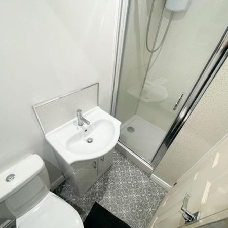 2 Bed Terraced House, Alfreton Road, NG7 - Photo 3