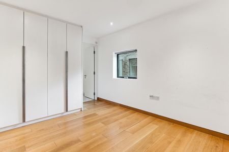 2 bedroom flat in London - Photo 5