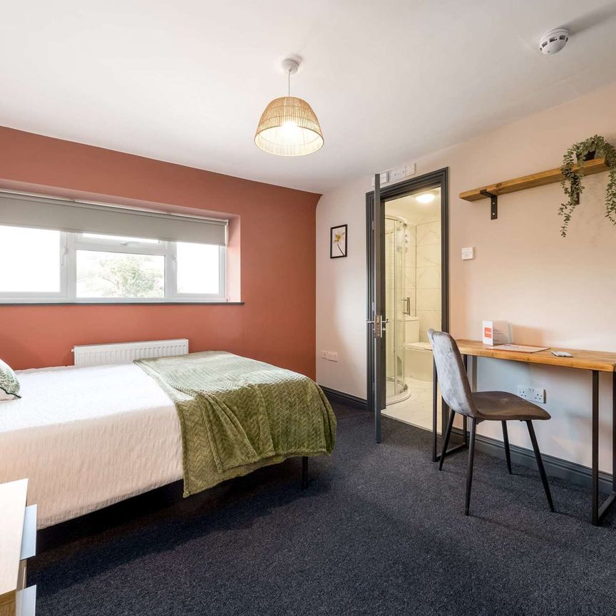 OX Living is proud to present this high-quality 7-bedroom co-living property, perfect for working professionals looking for stylish, stress-free living. Room 4 - Photo 1