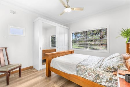 CHARMING 2-BEDROOM HOME WITH SUNROOM, LARGE GARDEN & REAR DECK - Photo 4