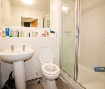 1 bedroom in a flat share to rent - Photo 1