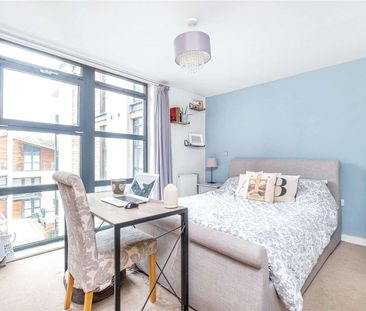 A bright one bedroom flat with a private balcony and underground pa... - Photo 5