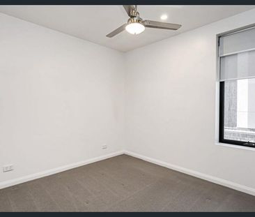 Easy-Care Apartment Offering an Exceptional Lifestyle! - Photo 2