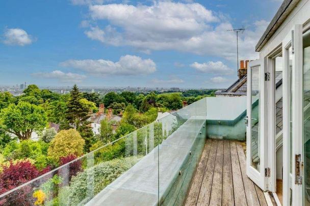 A fine Grade II listed Georgian house close to the summit of Highgate West Hill with breath-taking views of London - Photo 1
