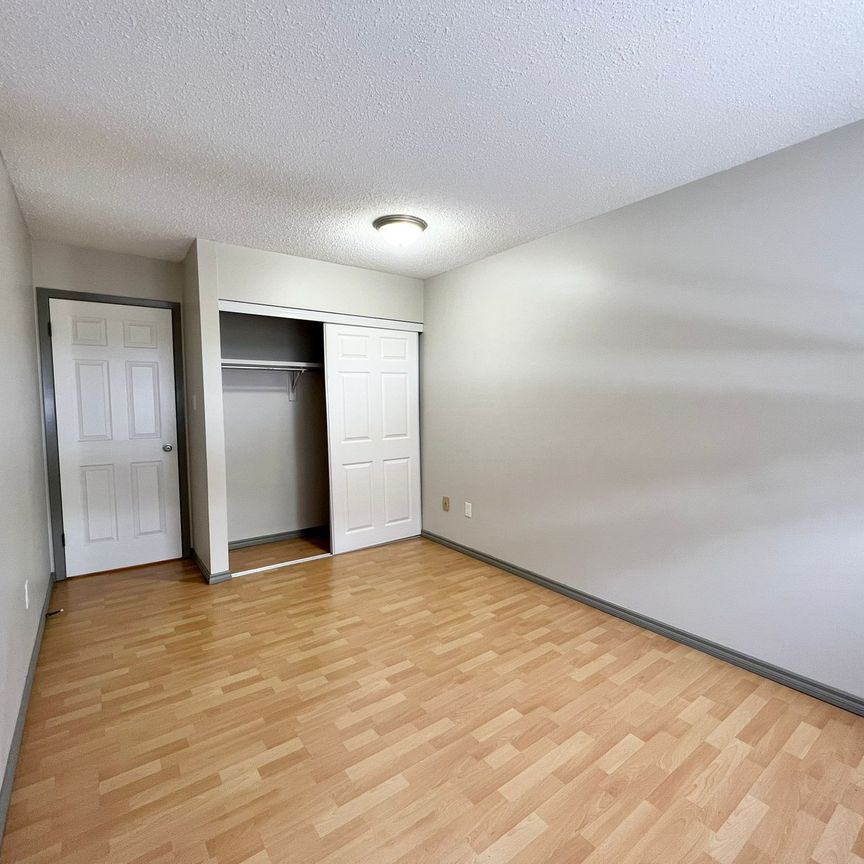 2 Bedroom Unit Across from Hospital!! - Photo 1