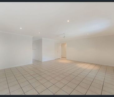 Family Home in Deception Bay! - Photo 6