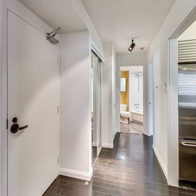 Spacious 1BR condo in downtown Toronto with parking - Photo 1