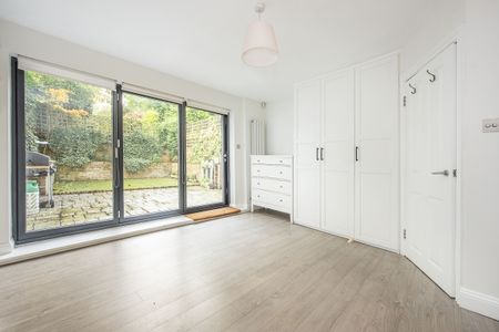 3 bedroom flat to rent - Photo 4