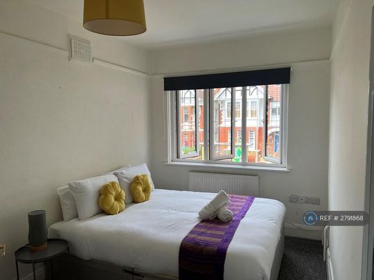 1 bedroom in a house share to rent - Photo 1